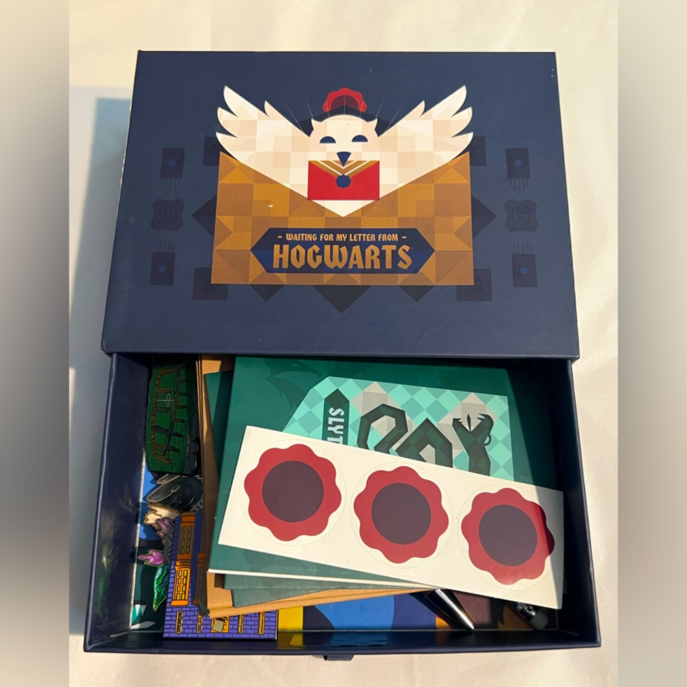 NWT - HARRY POTTER BUNDLE! Stationary set, Platform 9 3/4 pen, and fashion pins!